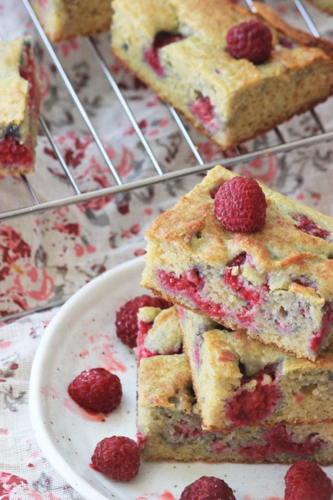 My PCOS Kitchen - Raspberry Breakfast Bars - These sweet cake bars are the perfect healthy breakfast! Gluten-free and sugar-free!